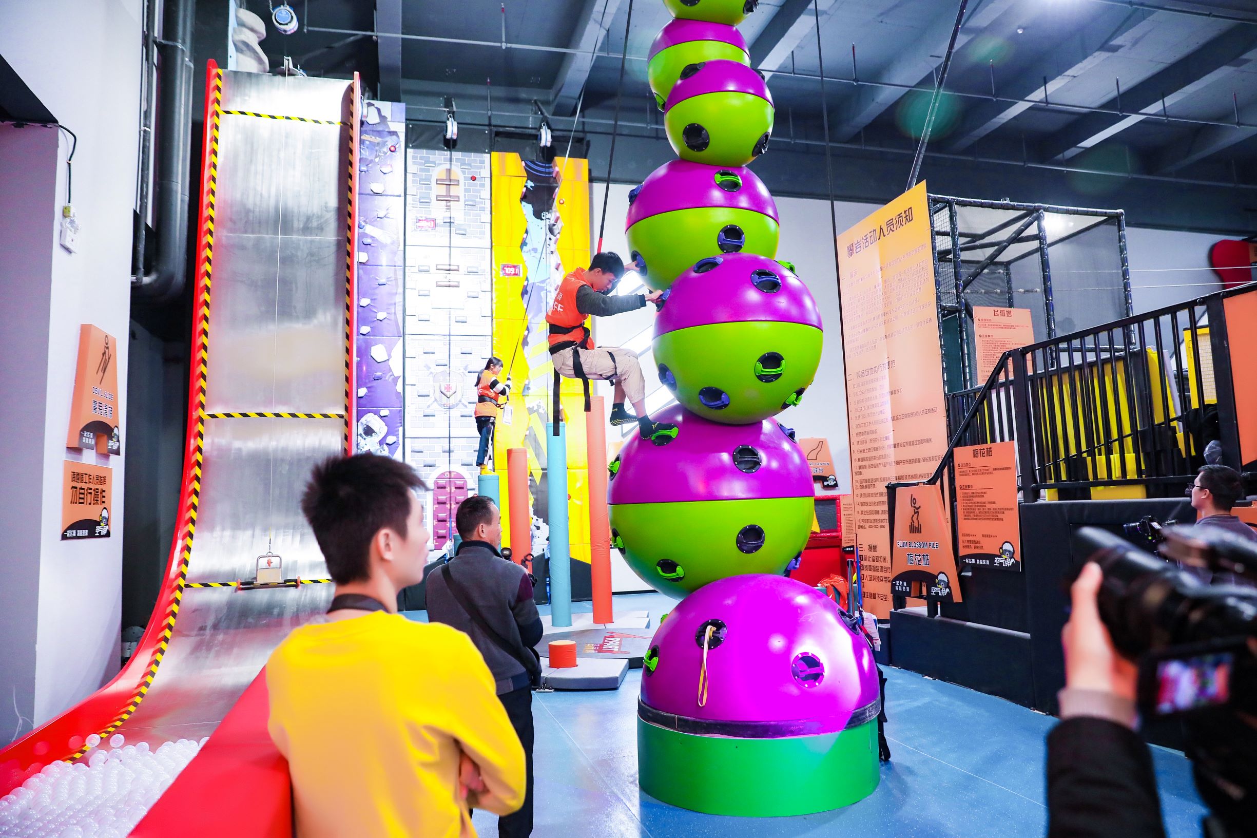 不同其他的蹦床乐园这里还藏着一个超大空间的波波池空间 滑梯,太空球